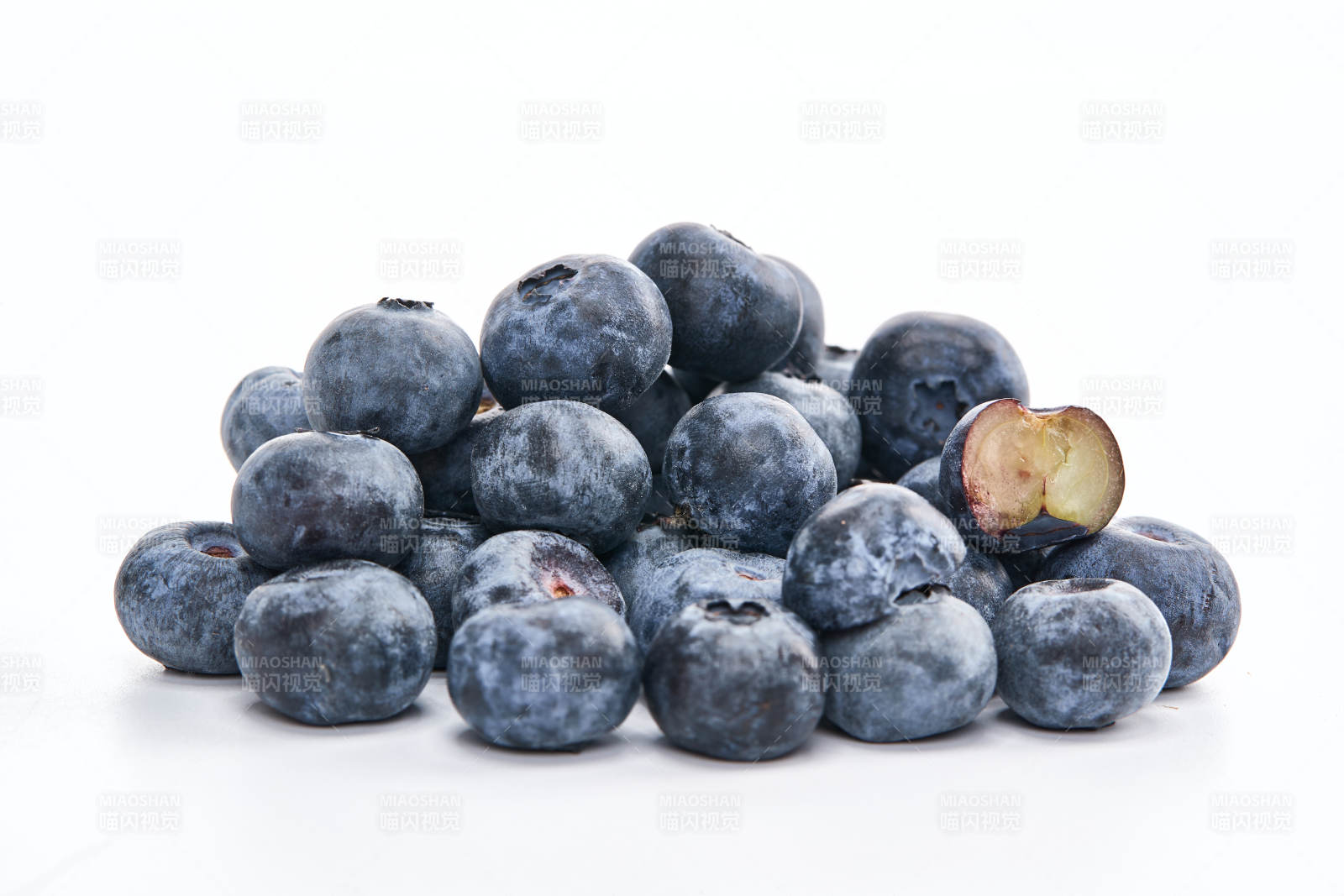 白色背景上摆放的水润新鲜蓝莓果图片