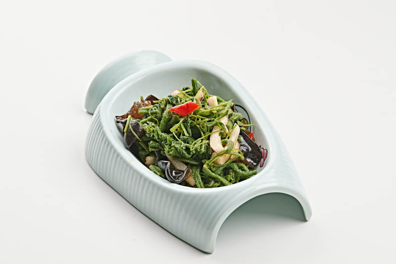 精美餐具装的木耳洋葱拌蕨菜图片