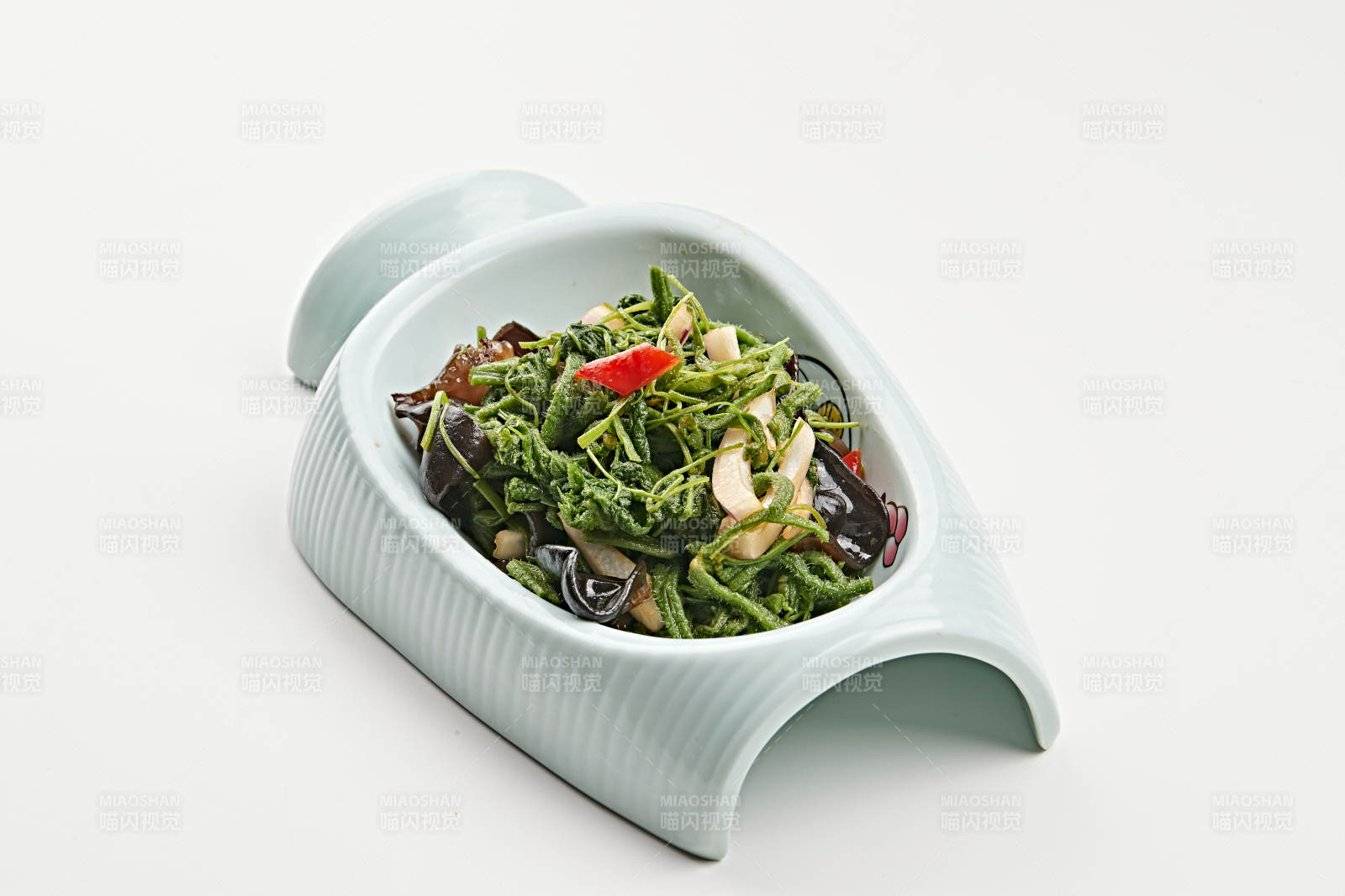 精美餐具装的木耳洋葱拌蕨菜图片