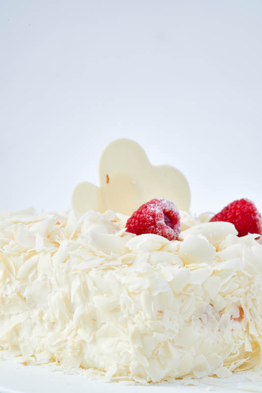 草莓白巧克力榴莲慕斯生日蛋糕图片