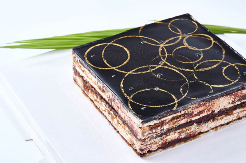 比利黑巧克力鲜奶慕斯杏仁蛋糕图片