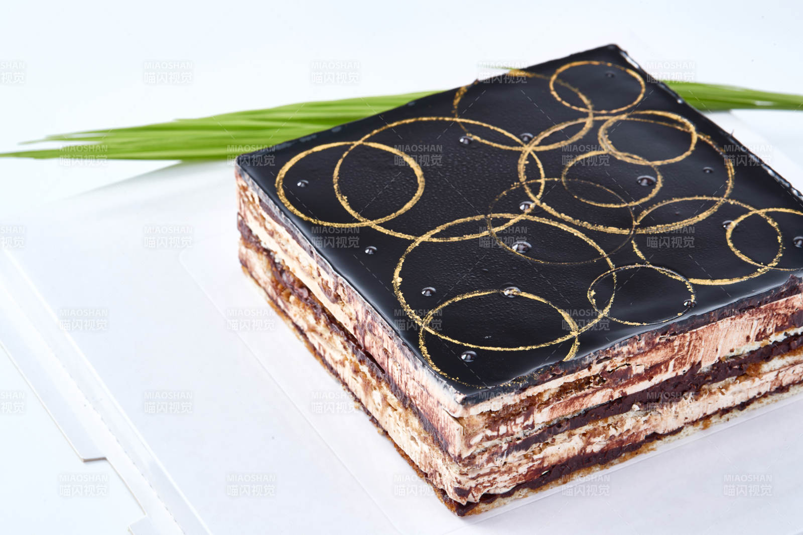 比利黑巧克力鲜奶慕斯杏仁蛋糕图片