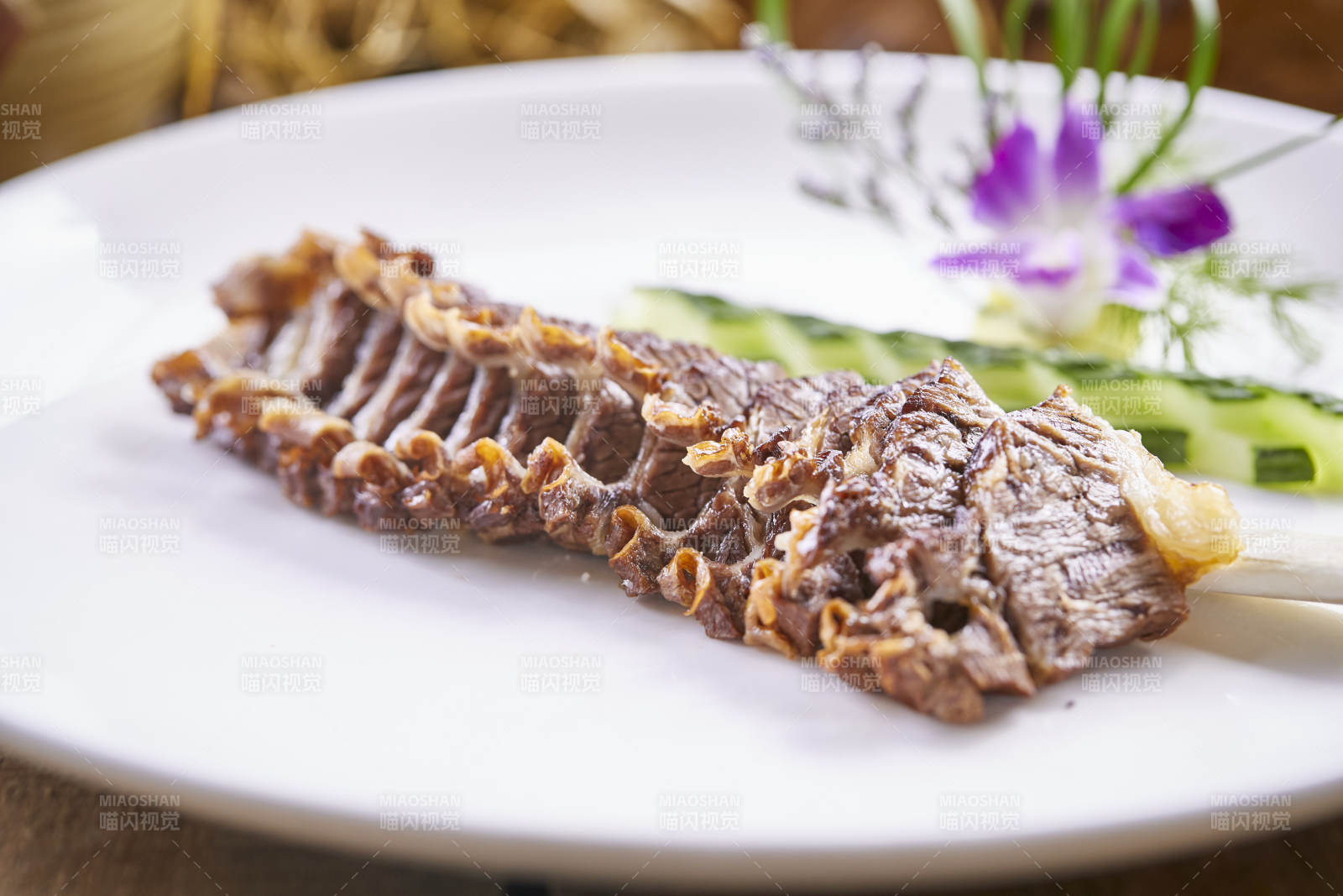 撒椒盐香烤牛肋拆骨肉图片