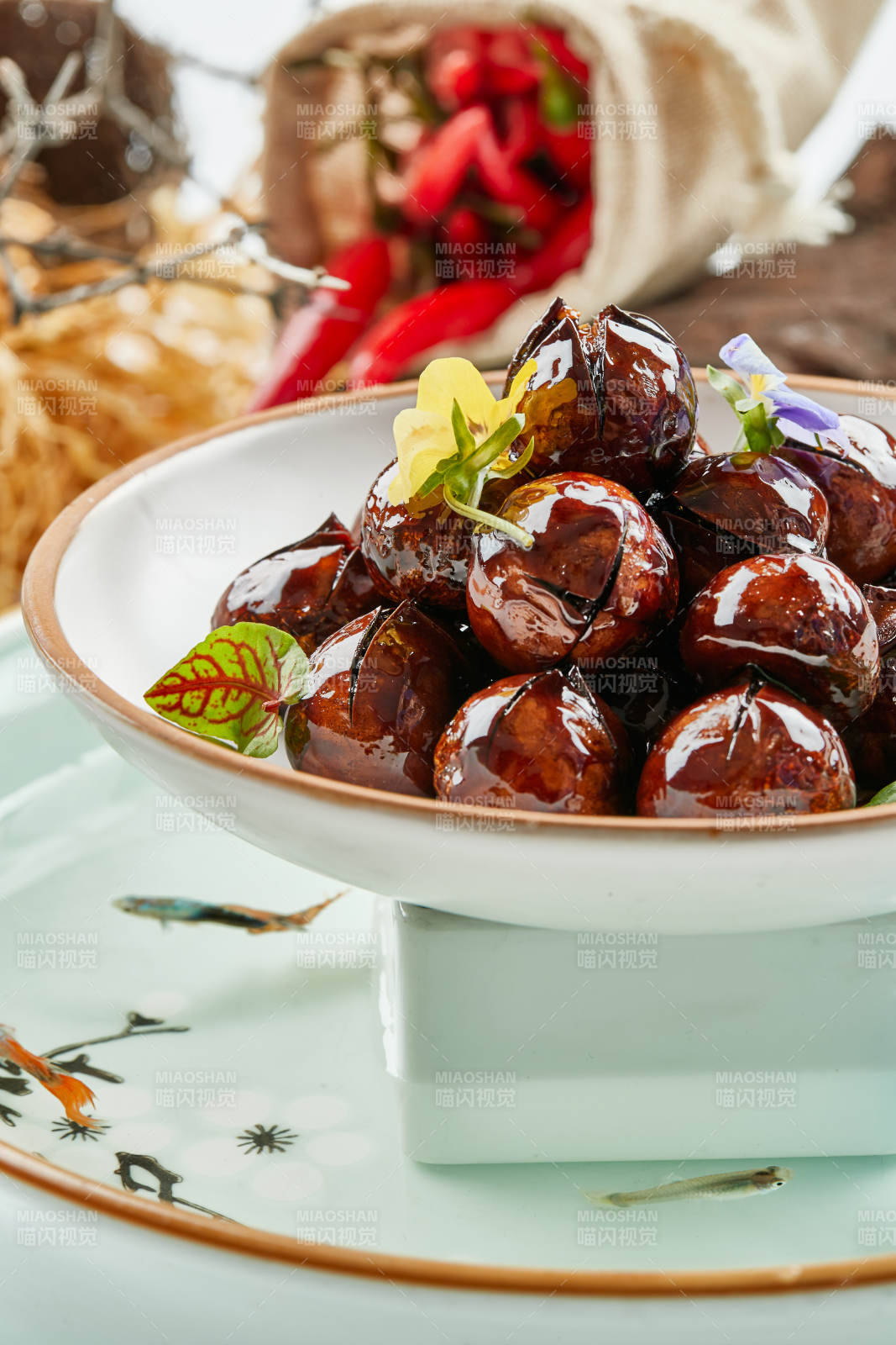 精美餐具装的糖焗开口板栗图片
