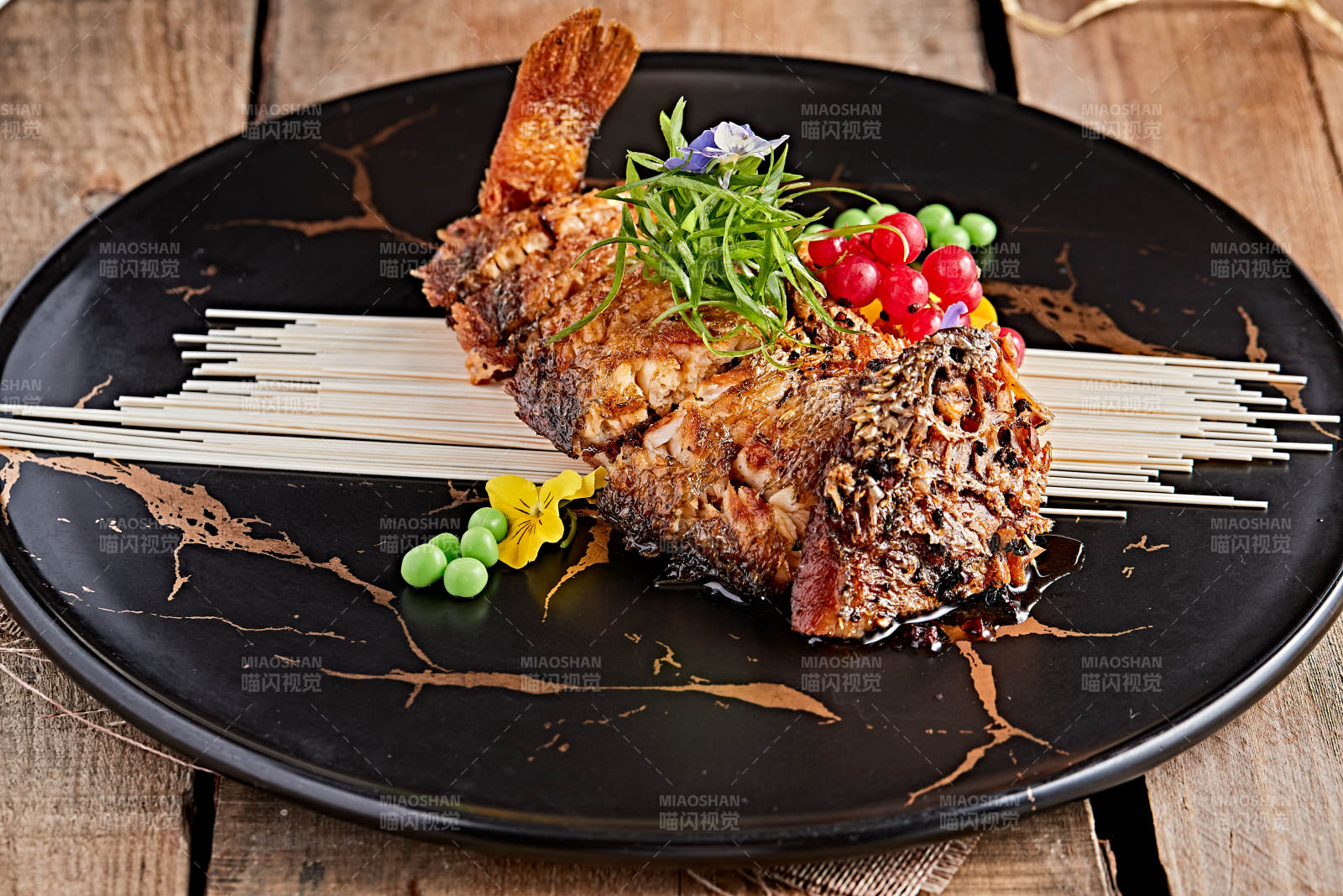 精美瓷餐具装的油炸糟醉鱼图片