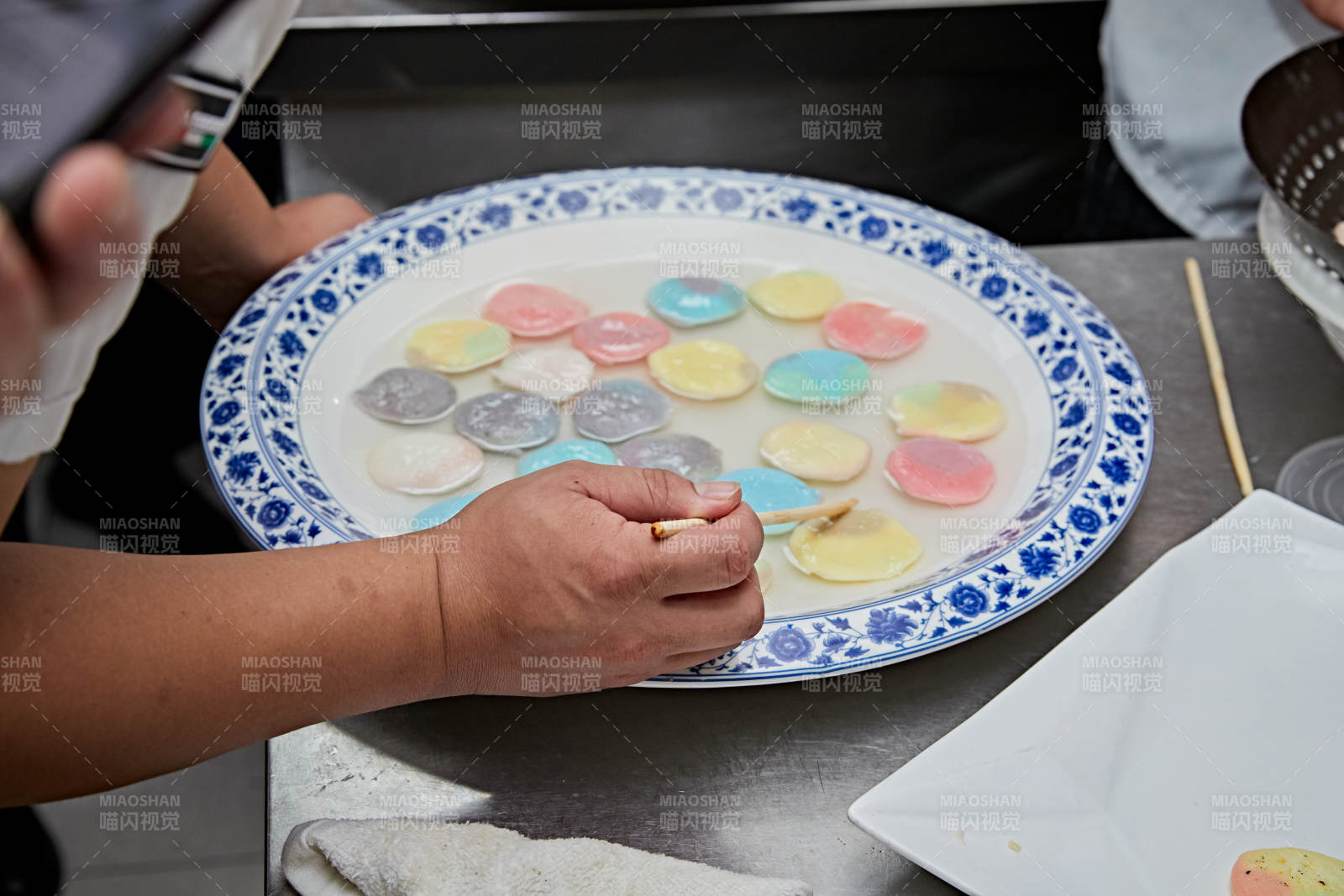 人与食物紧张忙碌的中餐厨房图片