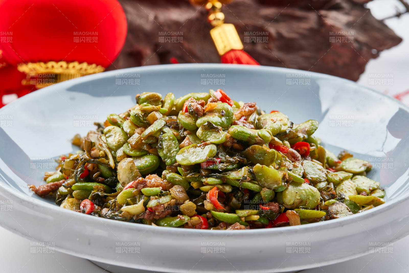 精美餐具装的香辣肉沫雪菜炒蚕豆图片