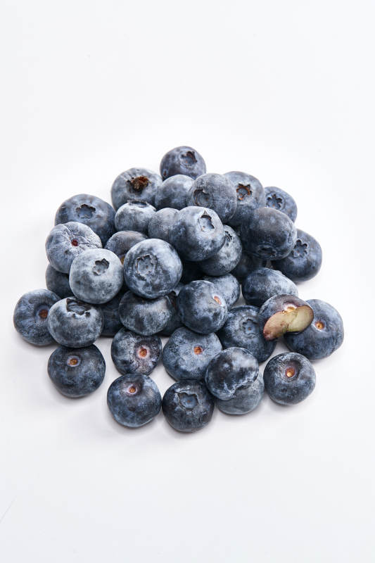白色背景上摆放的水润新鲜蓝莓果图片
