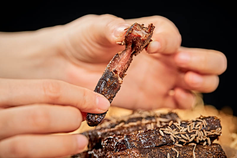 陶瓷餐具装摆的内蒙古特产牛肉干图片