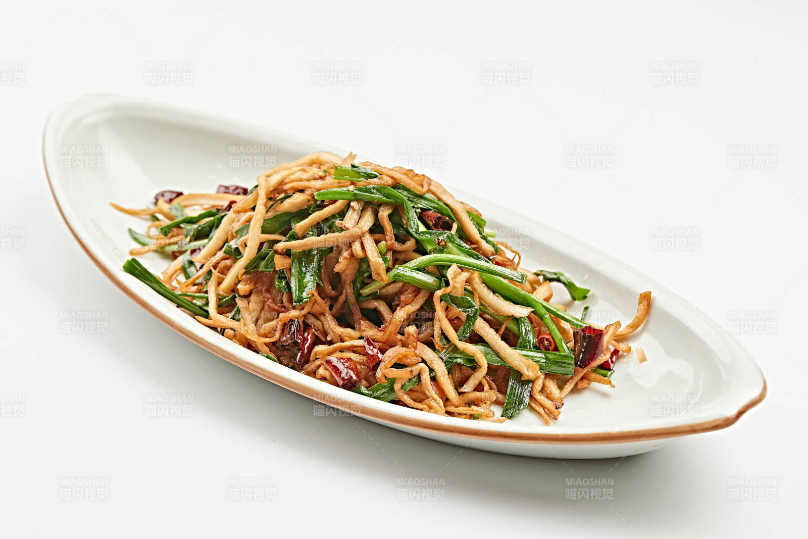 白色瓷盘装的韭菜辣炒杏鲍菇图片