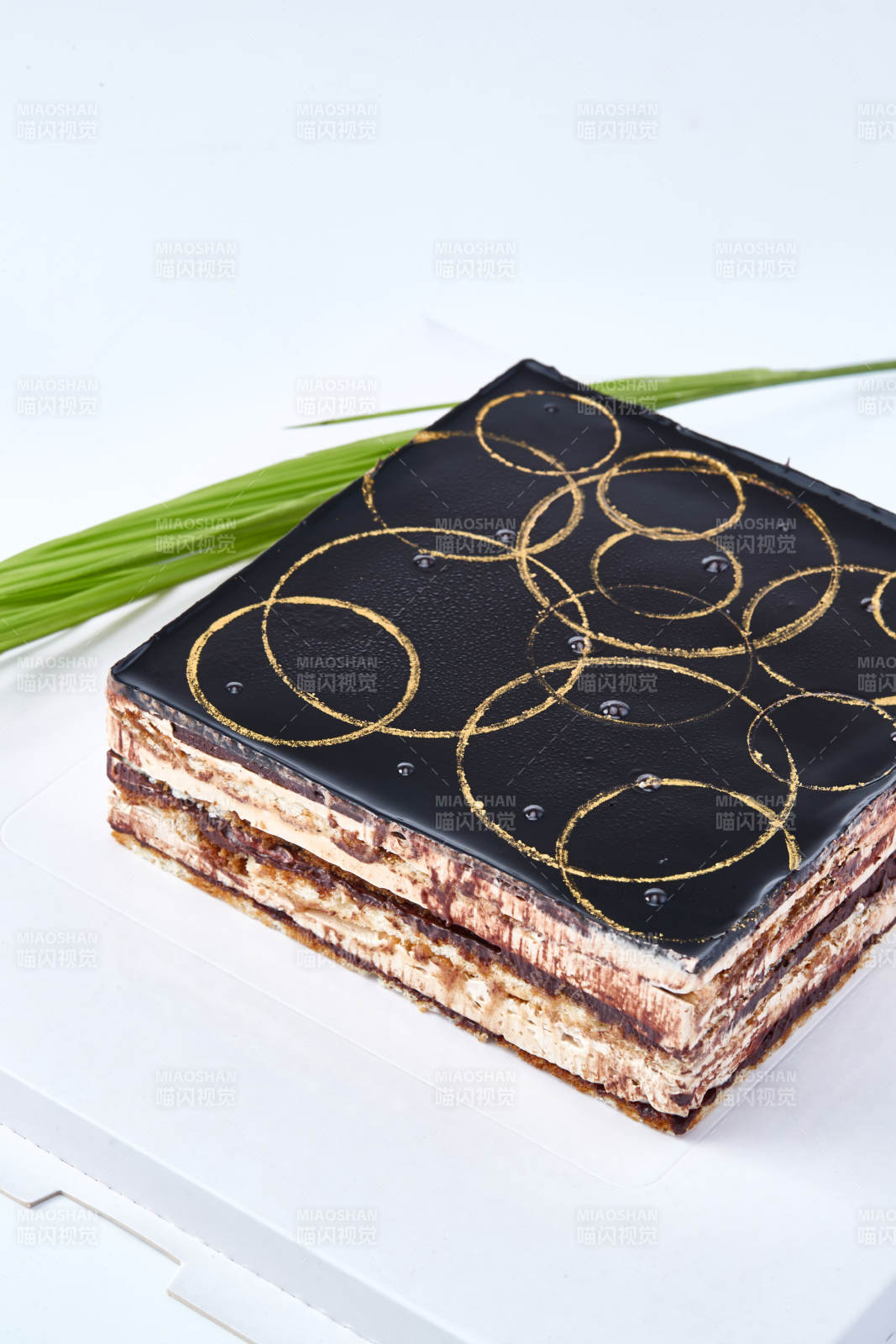 比利黑巧克力鲜奶慕斯杏仁蛋糕图片