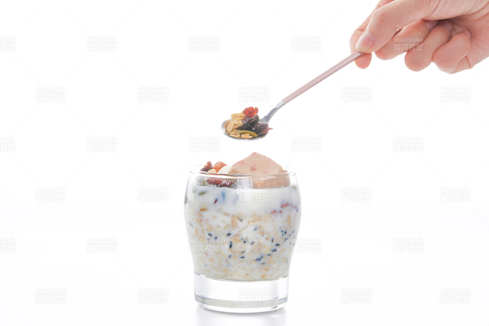 美味健康的营养早餐坚果混合烤燕麦图片