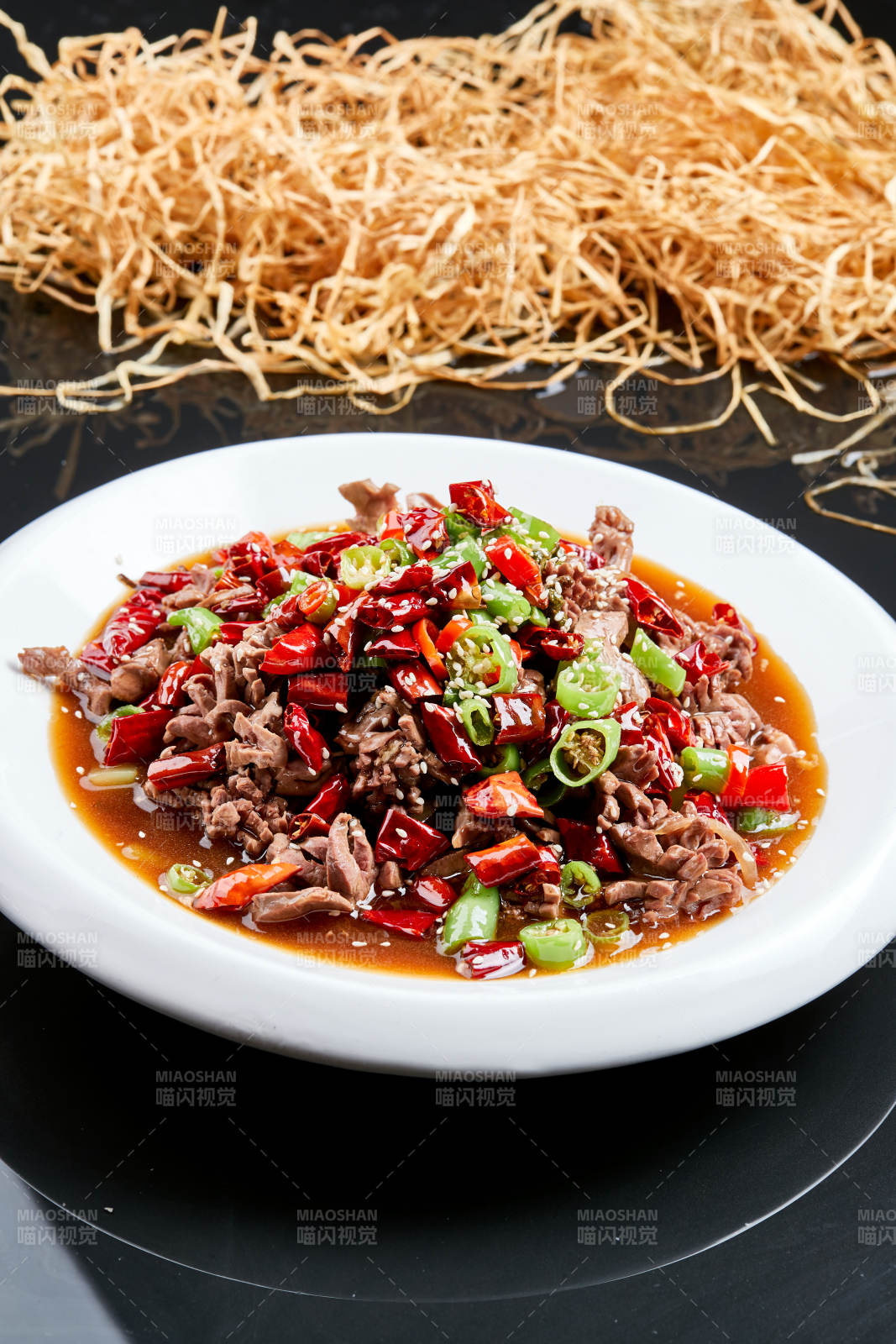 白色瓷盘装的水煮香辣牛要花图片