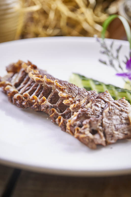 撒椒盐香烤牛肋拆骨肉图片