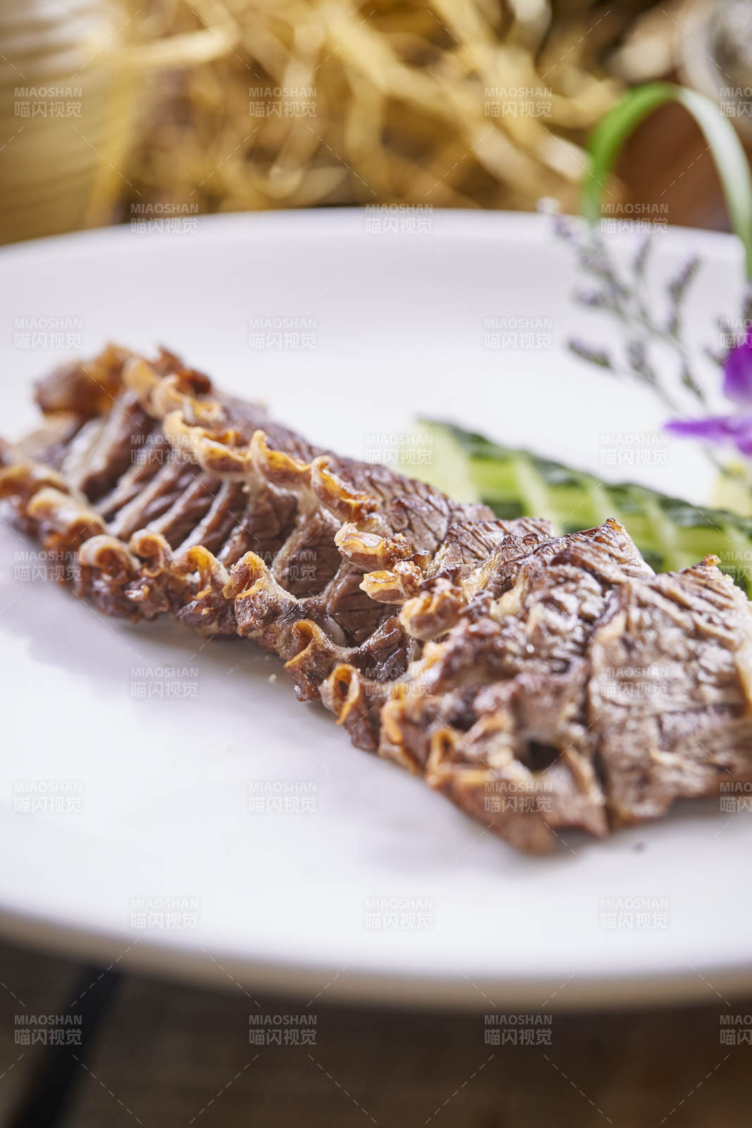 撒椒盐香烤牛肋拆骨肉图片