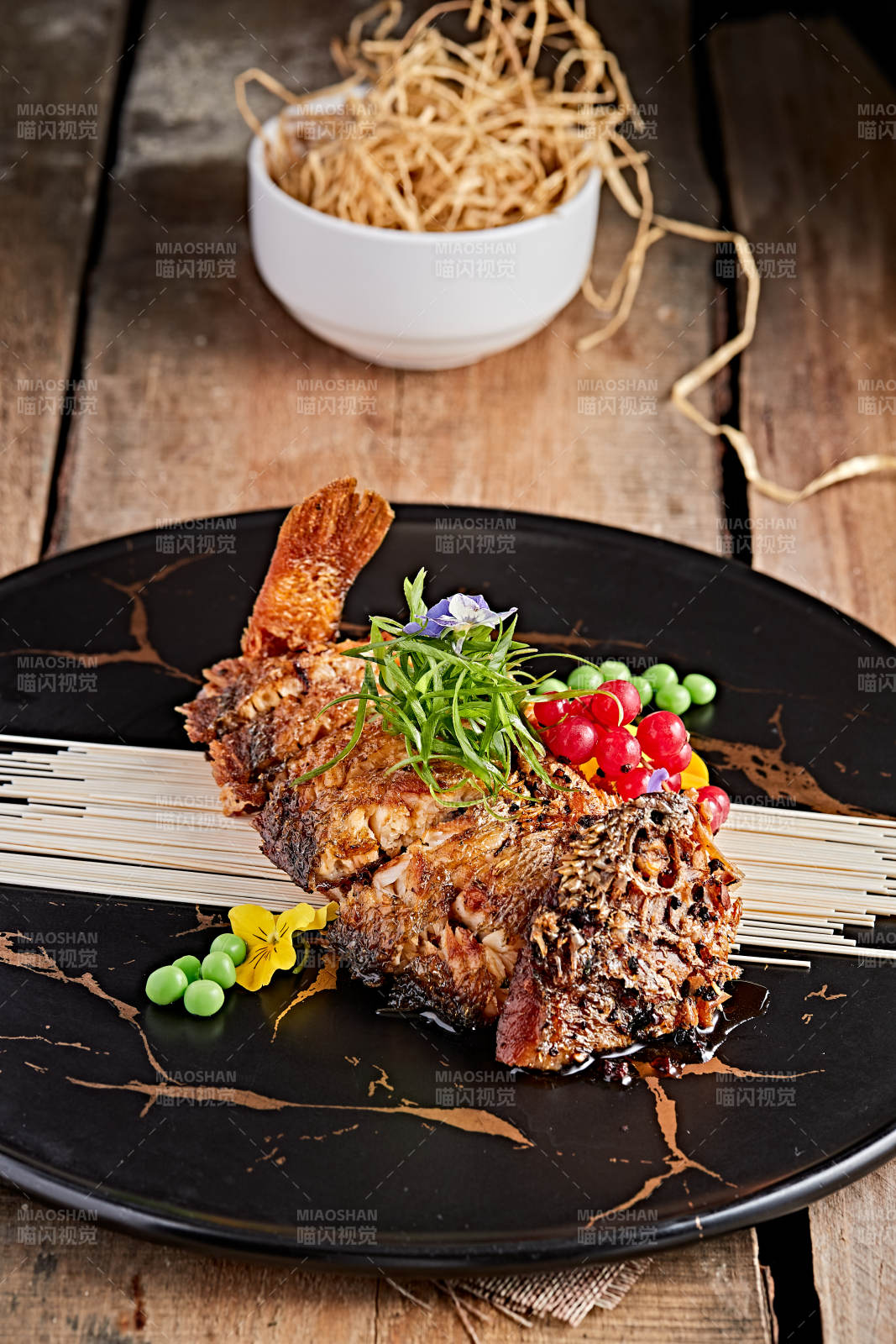 精美瓷餐具装的油炸糟醉鱼图片