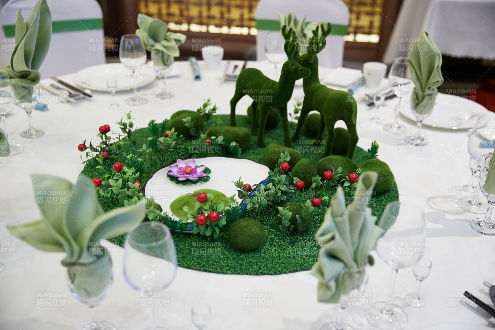 人与食物紧张忙碌的中餐厨房图片