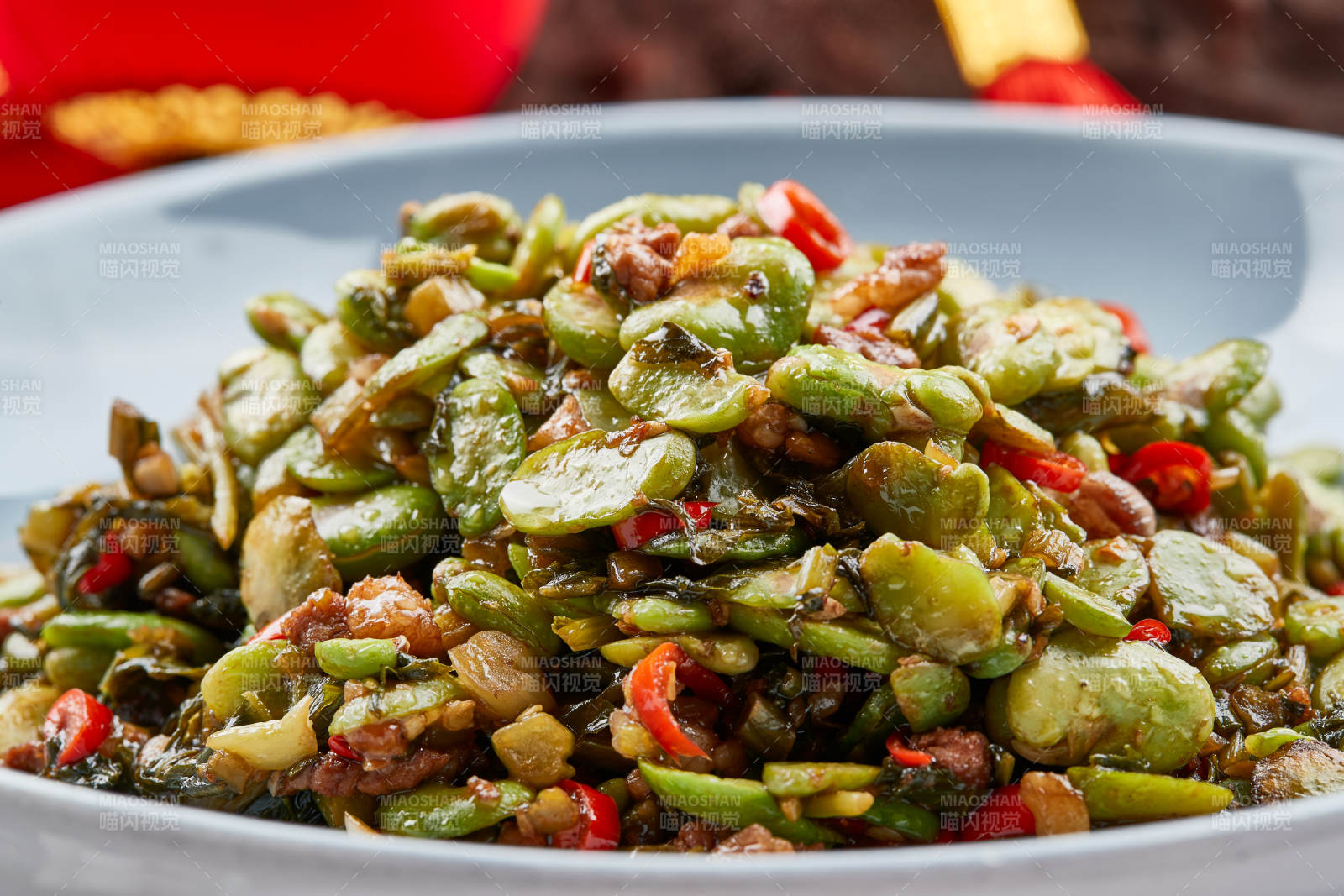 精美餐具装的香辣肉沫雪菜炒蚕豆图片