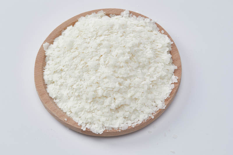 白色背景上的速食土豆泥颗粒图片