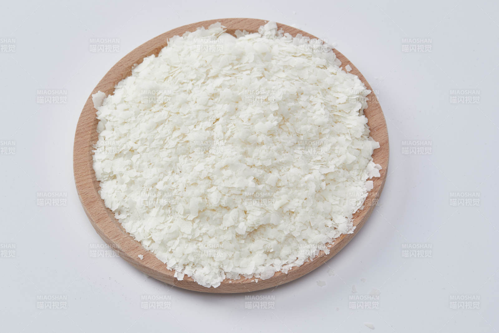 白色背景上的速食土豆泥颗粒图片