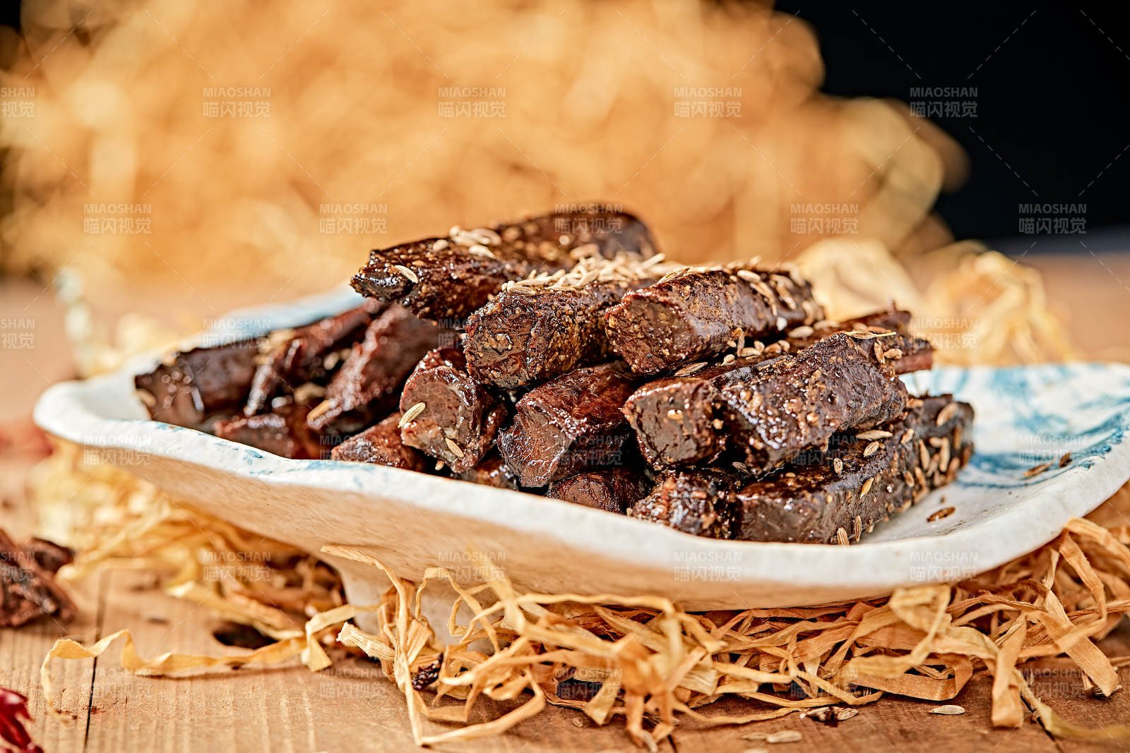 陶瓷餐具装摆的内蒙古特产牛肉干图片