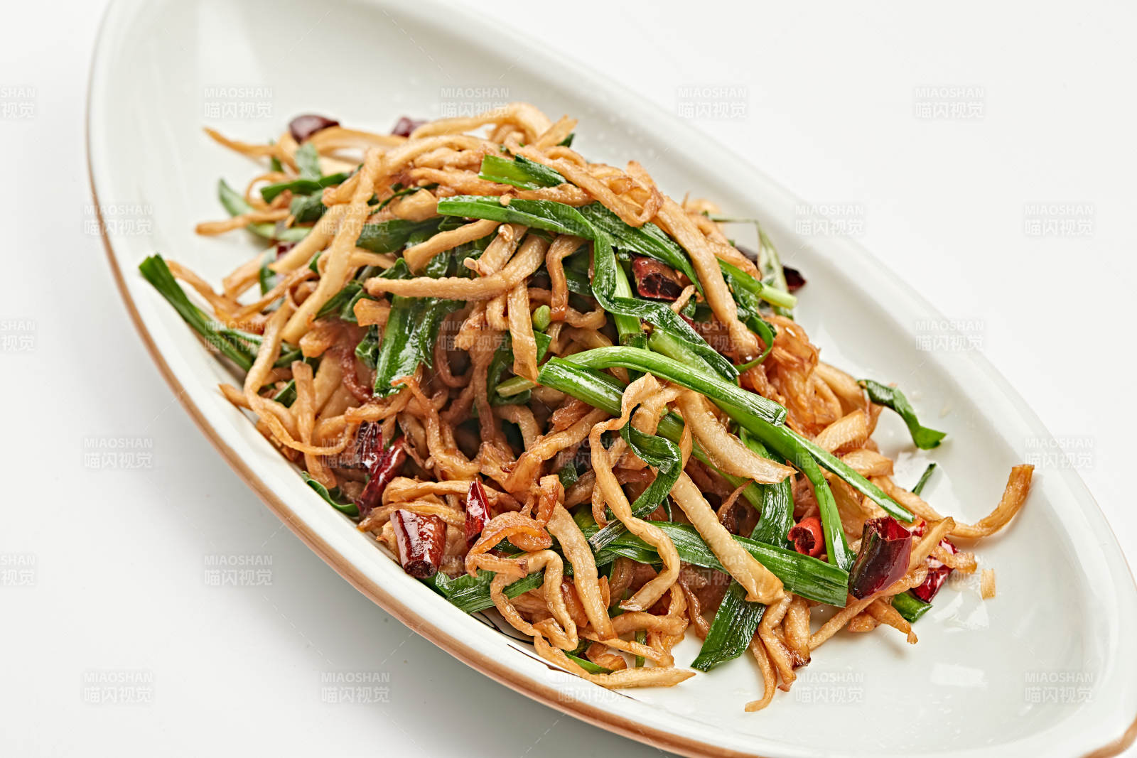 白色瓷盘装的韭菜辣炒杏鲍菇图片