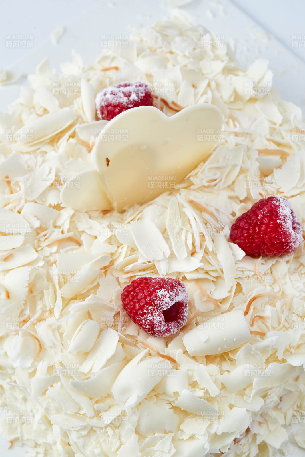 草莓白巧克力榴莲慕斯生日蛋糕图片