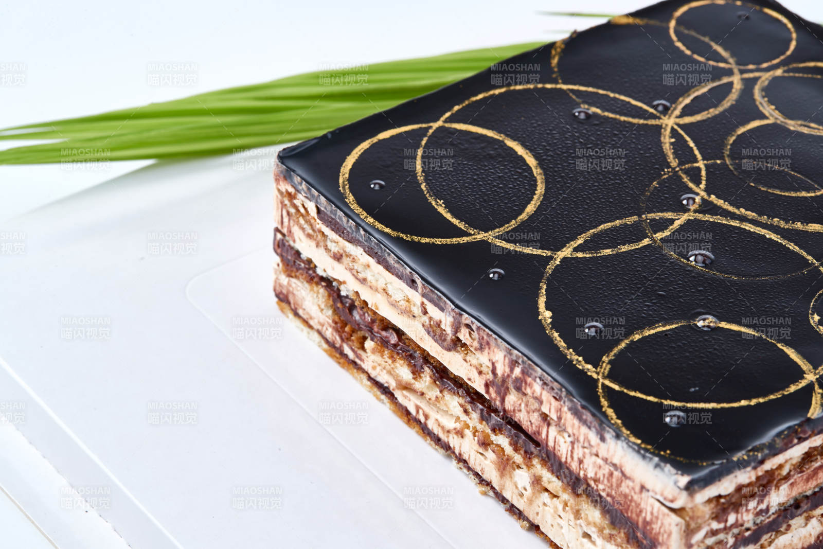 比利黑巧克力鲜奶慕斯杏仁蛋糕图片