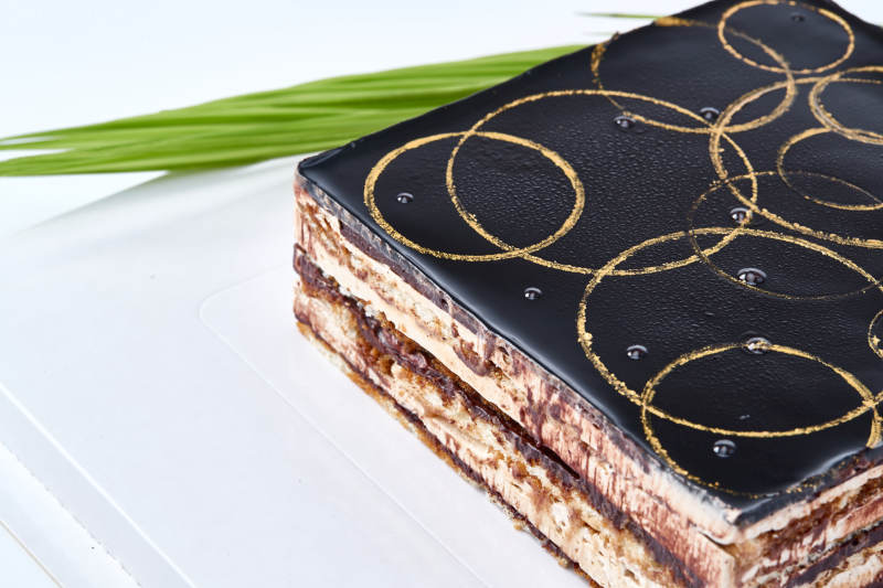 比利黑巧克力鲜奶慕斯杏仁蛋糕图片