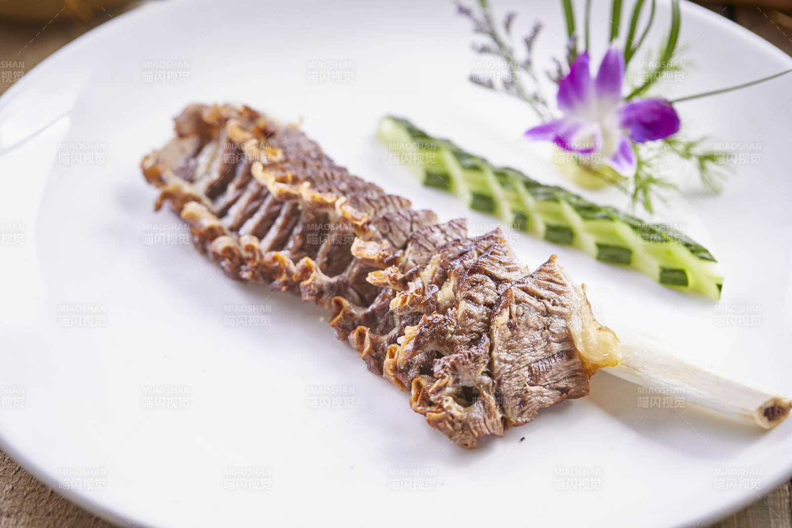 撒椒盐香烤牛肋拆骨肉图片