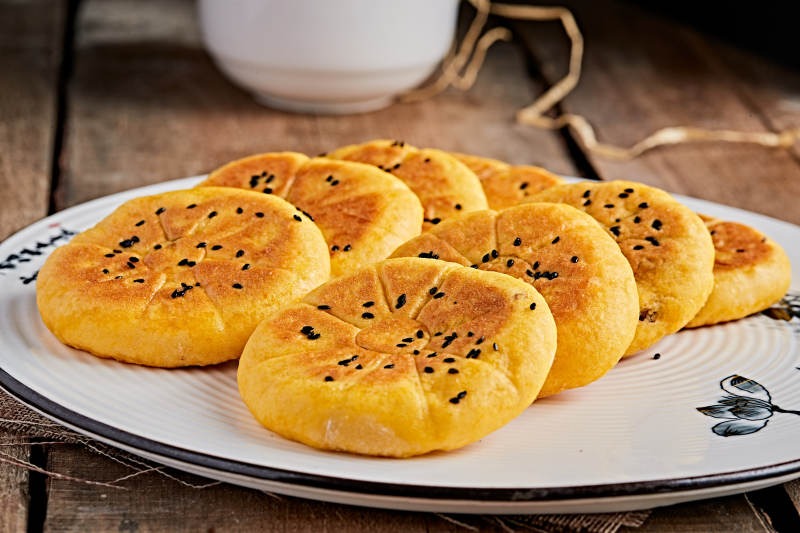 白色瓷盘装粗粮豆沙饼图片