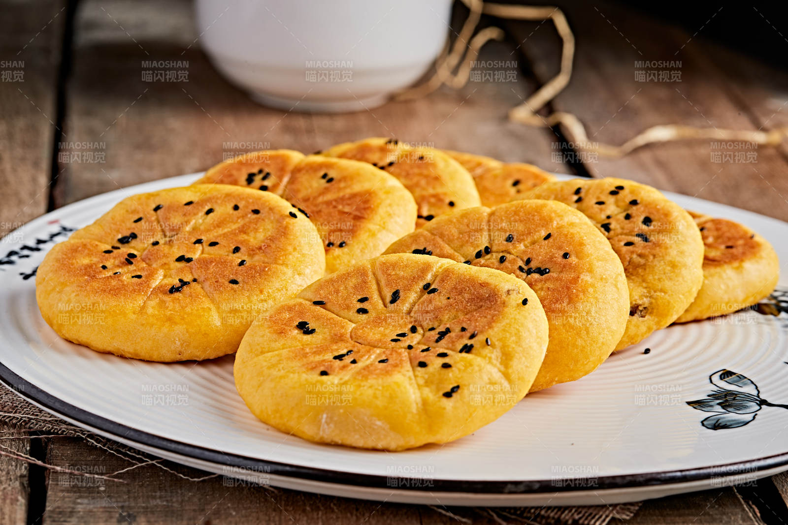 白色瓷盘装粗粮豆沙饼图片