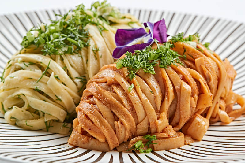 精美瓷餐具装的双味双色荞麦面图片