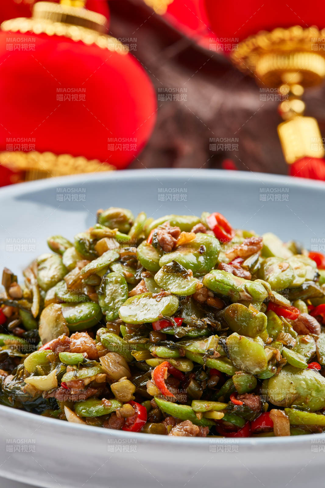 精美餐具装的香辣肉沫雪菜炒蚕豆图片