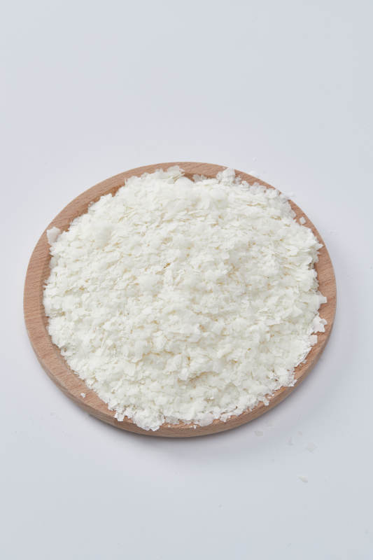 白色背景上的速食土豆泥颗粒图片