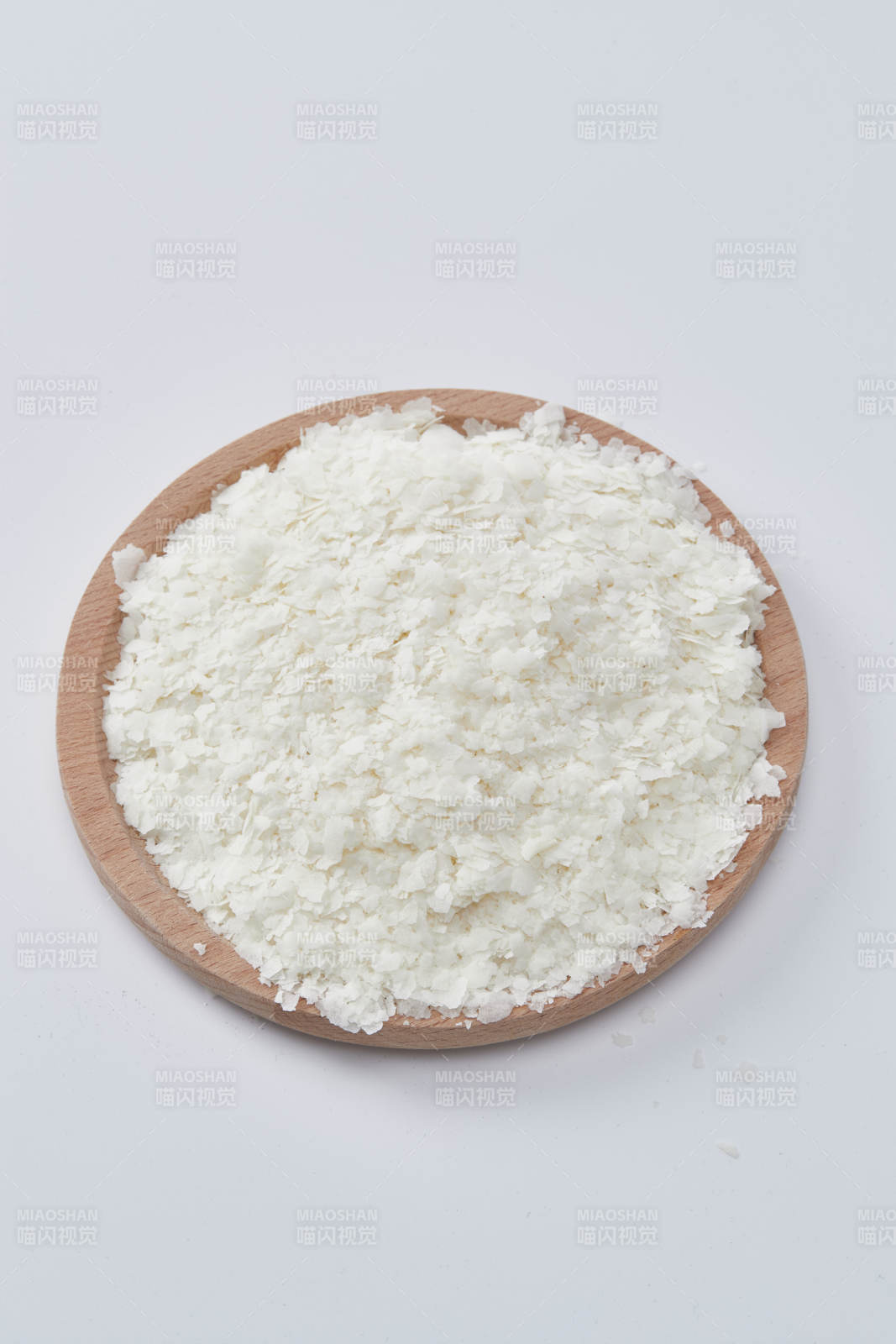 白色背景上的速食土豆泥颗粒图片