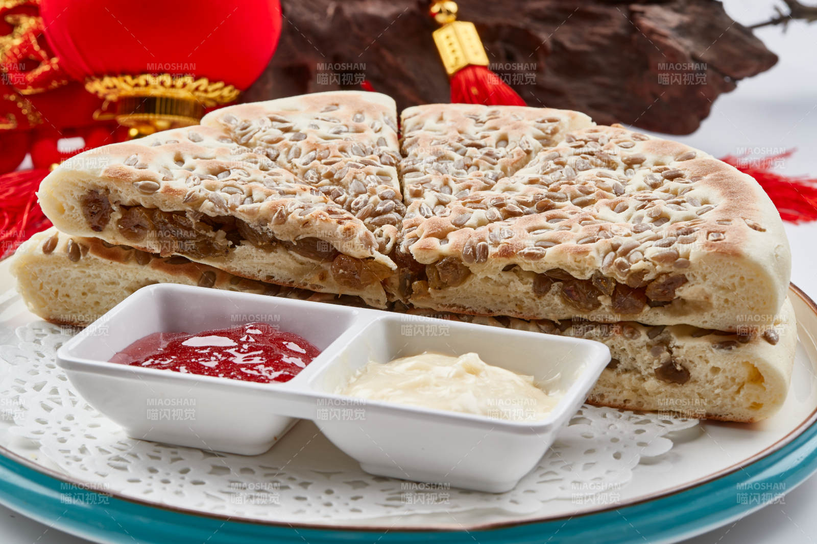 精美餐具装的葵花籽果干发面蒸饼图片