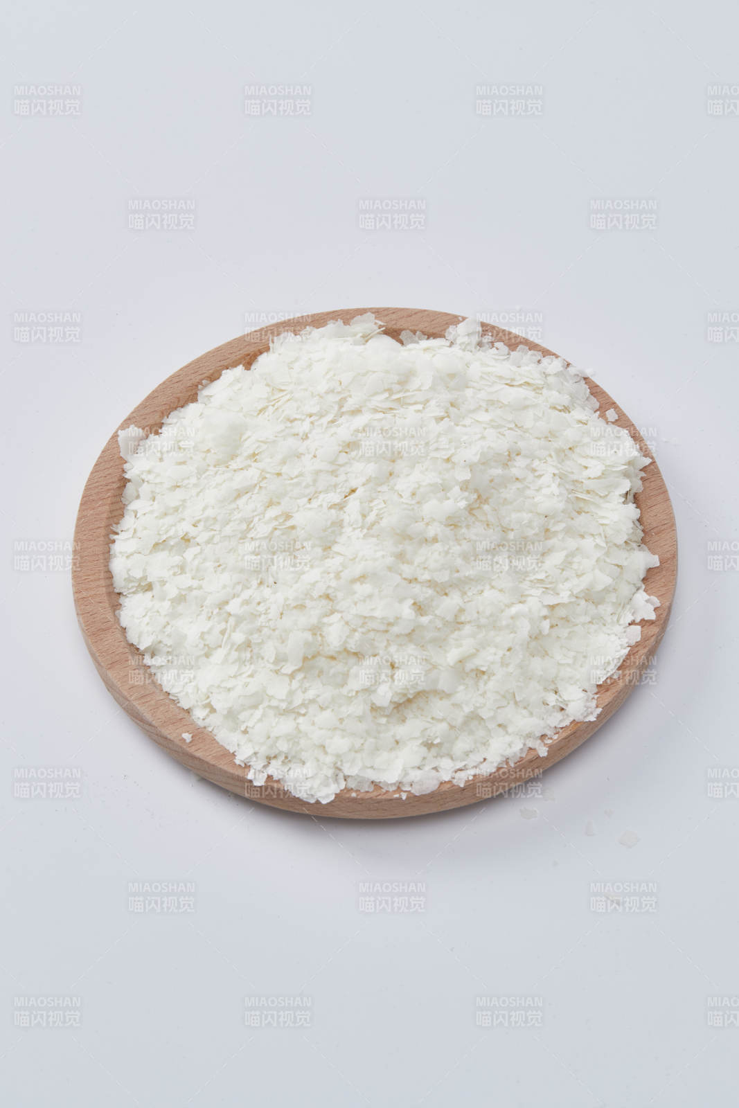 白色背景上的速食土豆泥颗粒图片