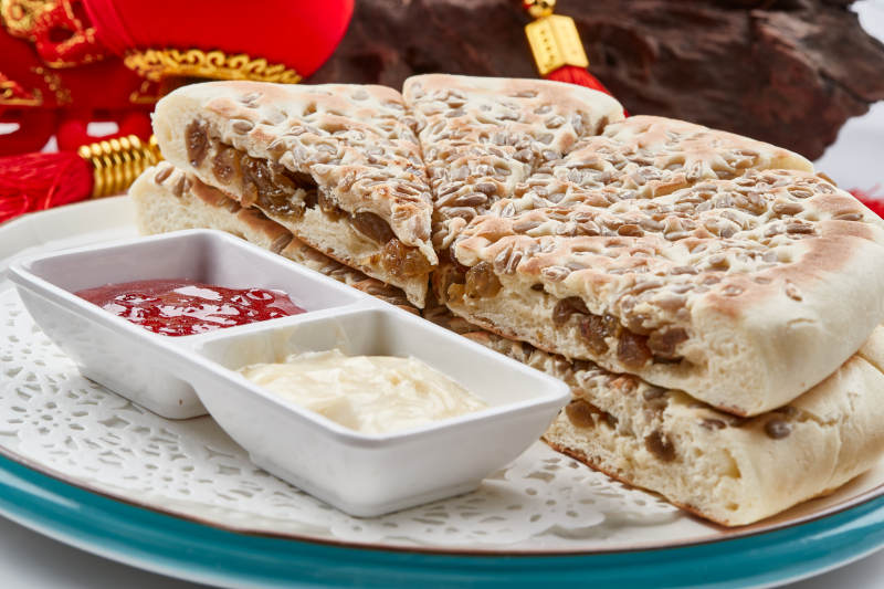 精美餐具装的葵花籽果干发面蒸饼图片