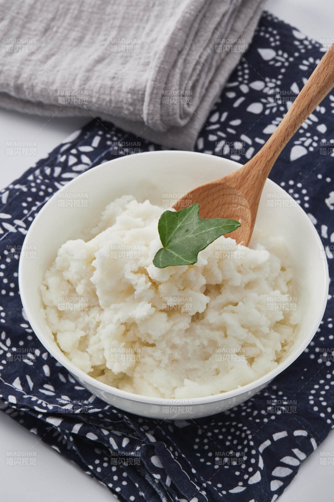 白色背景上的速食土豆泥颗粒图片