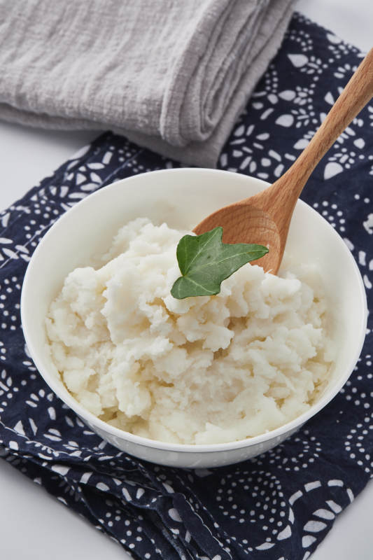 白色背景上的速食土豆泥颗粒图片