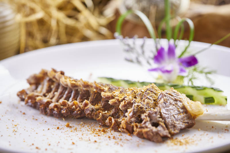 撒椒盐香烤牛肋拆骨肉图片