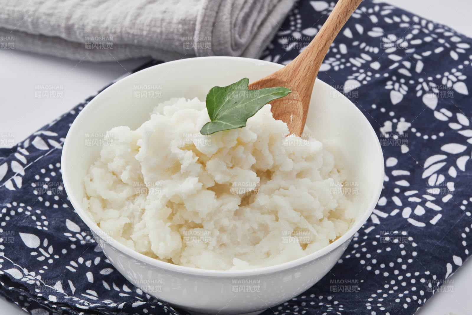 白色背景上的速食土豆泥颗粒图片