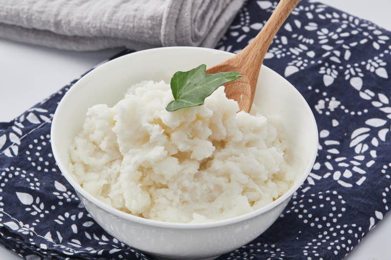 白色背景上的速食土豆泥颗粒图片