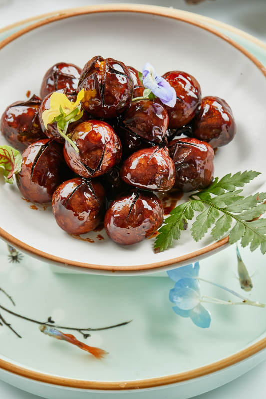 精美餐具装的糖焗开口板栗图片