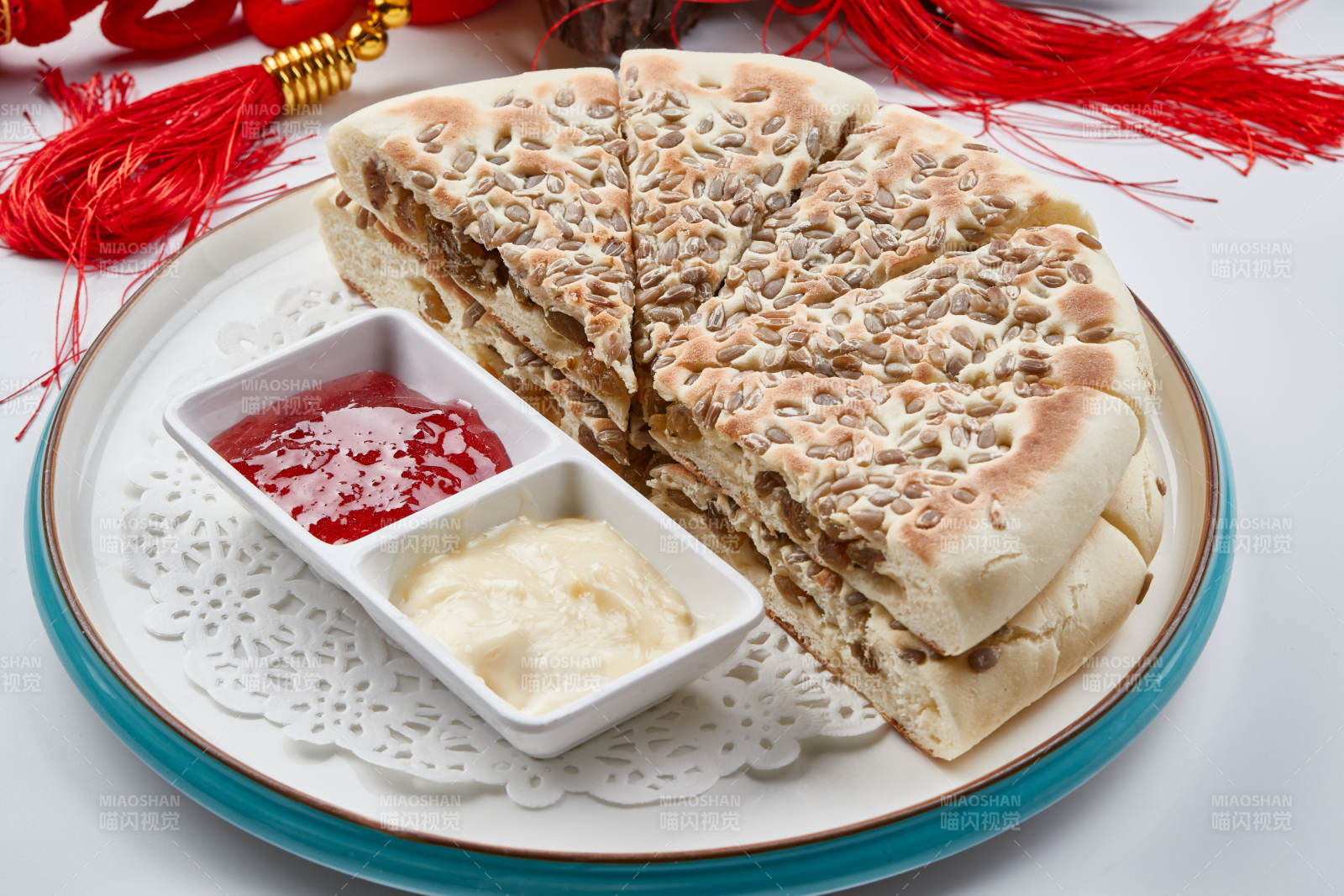 精美餐具装的葵花籽果干发面蒸饼图片