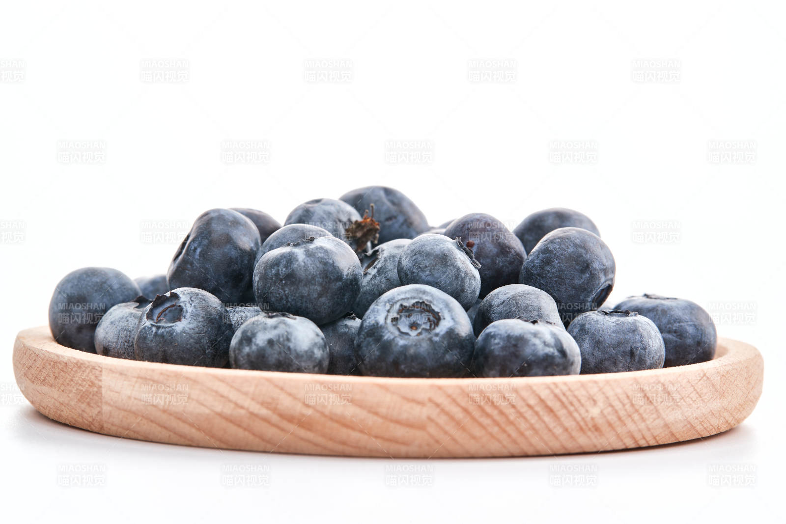 白色背景上摆放的水润新鲜蓝莓果图片