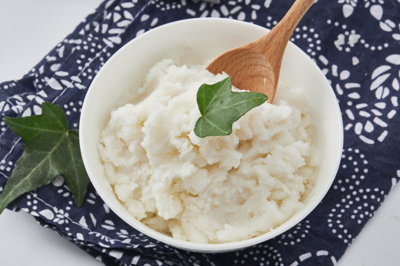 白色背景上的速食土豆泥颗粒图片