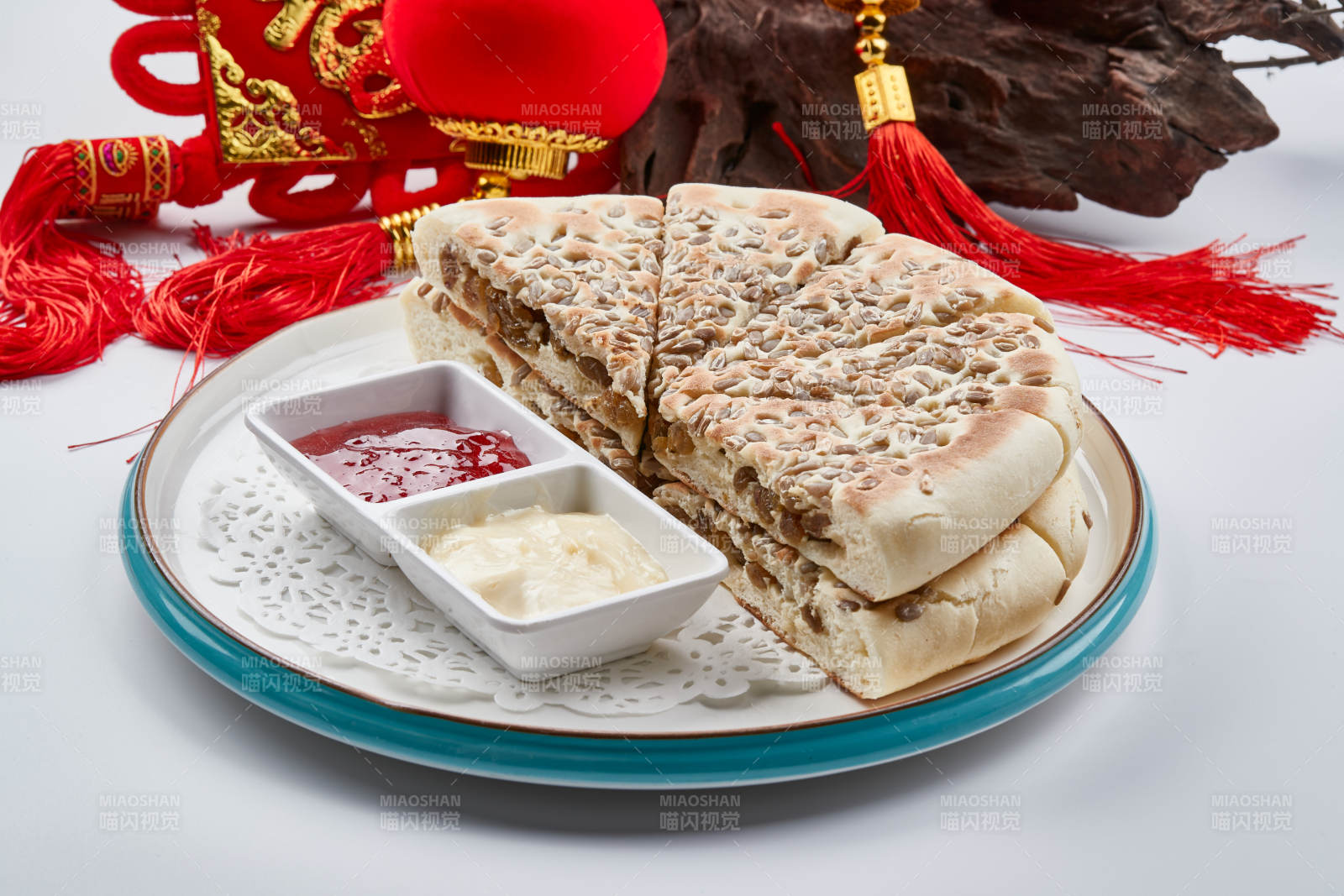 精美餐具装的葵花籽果干发面蒸饼图片