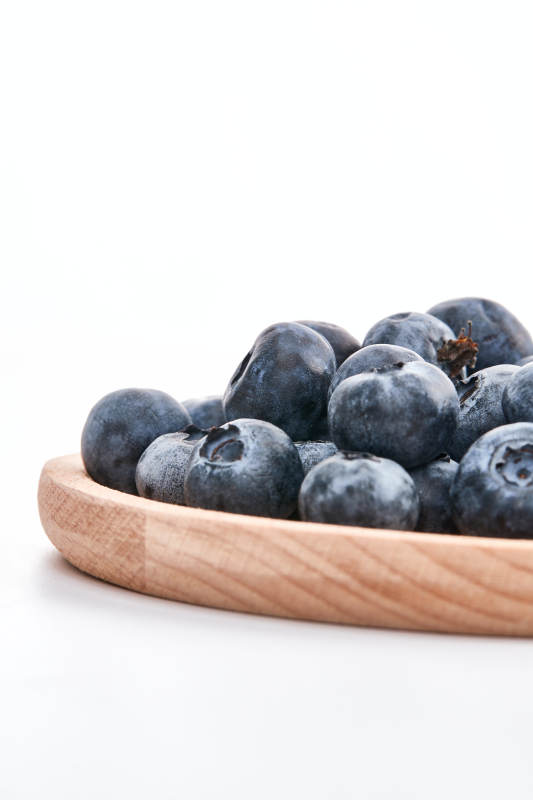 白色背景上摆放的水润新鲜蓝莓果图片